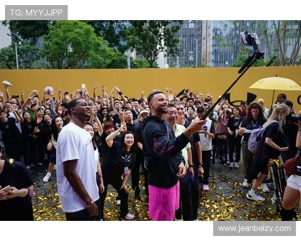 美网巅峰对决库里现场观战为球迷带来精彩瞬间 美网巅峰对决库里现场观战为球迷带来精彩瞬间