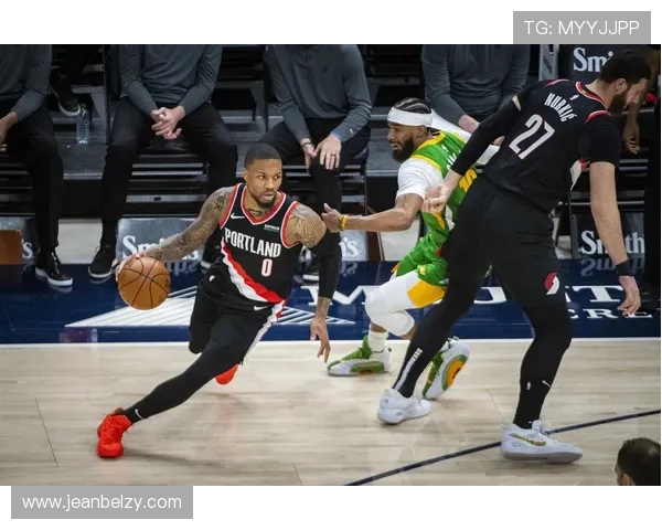 开拓者险胜爵士迎来主场首败 双方激战至最后时刻悬念重重